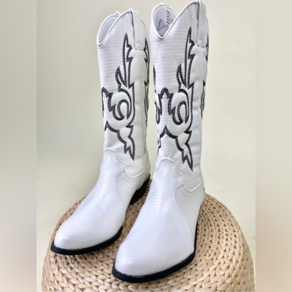 AMARILLO SNAKESKIN COWBOY BOOT WHITE-Size 8. Have 2 available